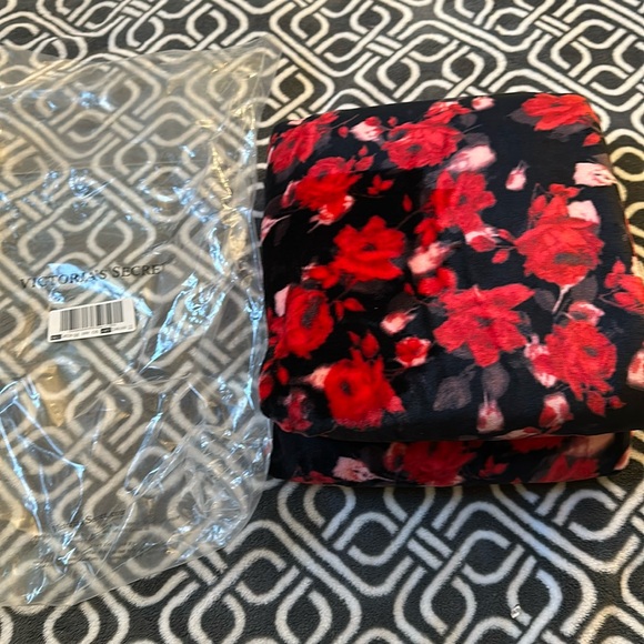 Victoria’s Secret Sherpa Blanket Multicolor - Picture 2 of 5